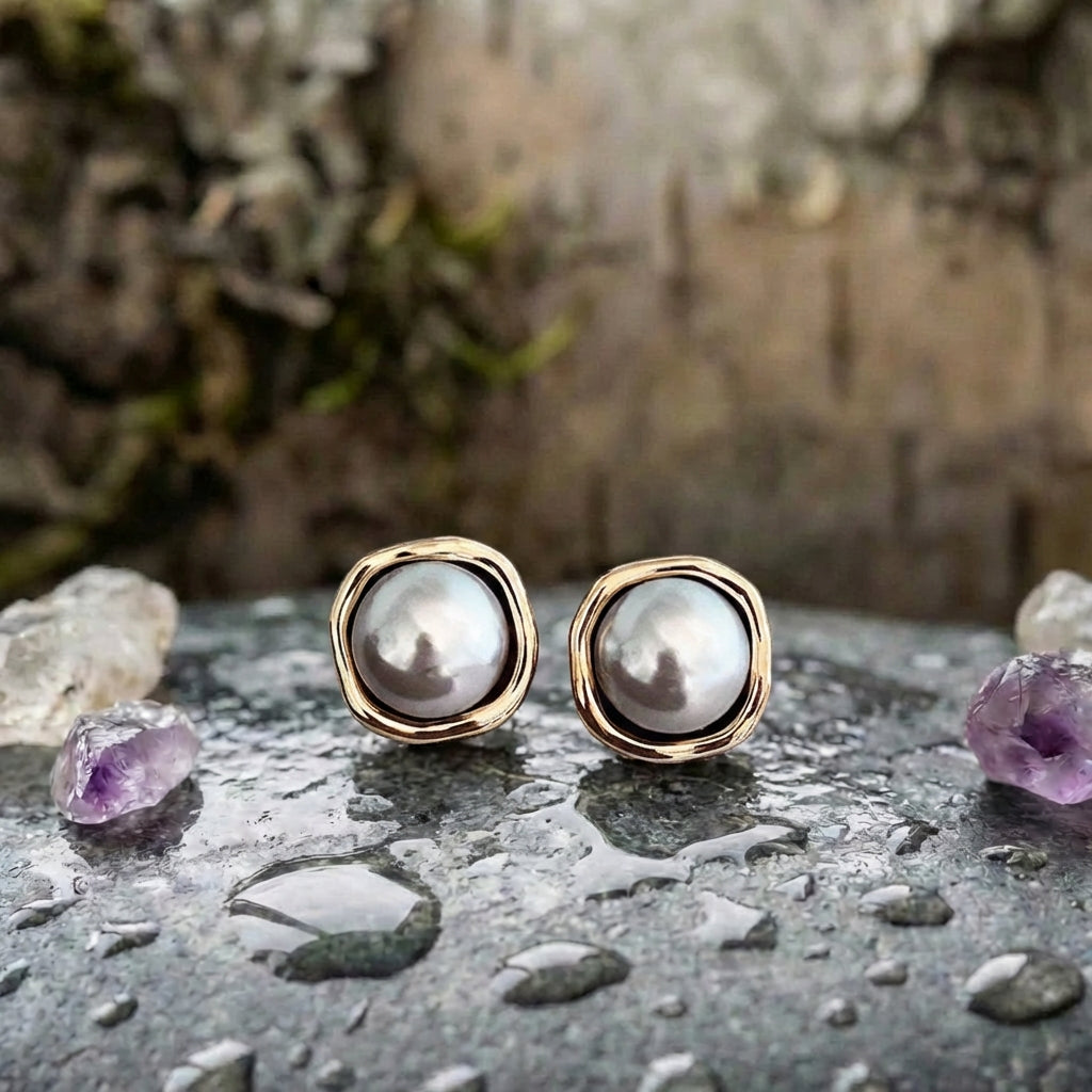 An Elegant Black Pearl Earrings
