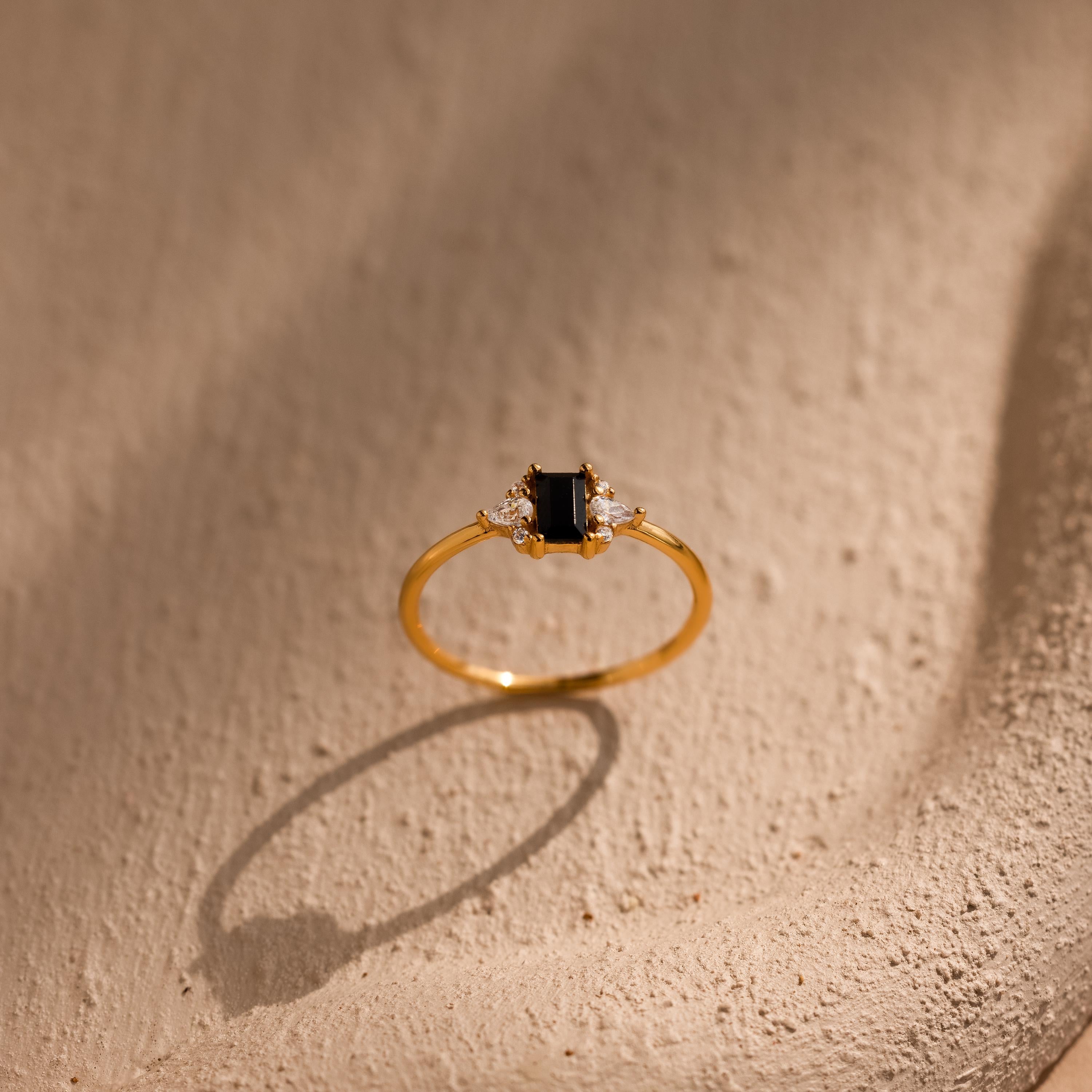Vintage Black Baguette Ring Gold
