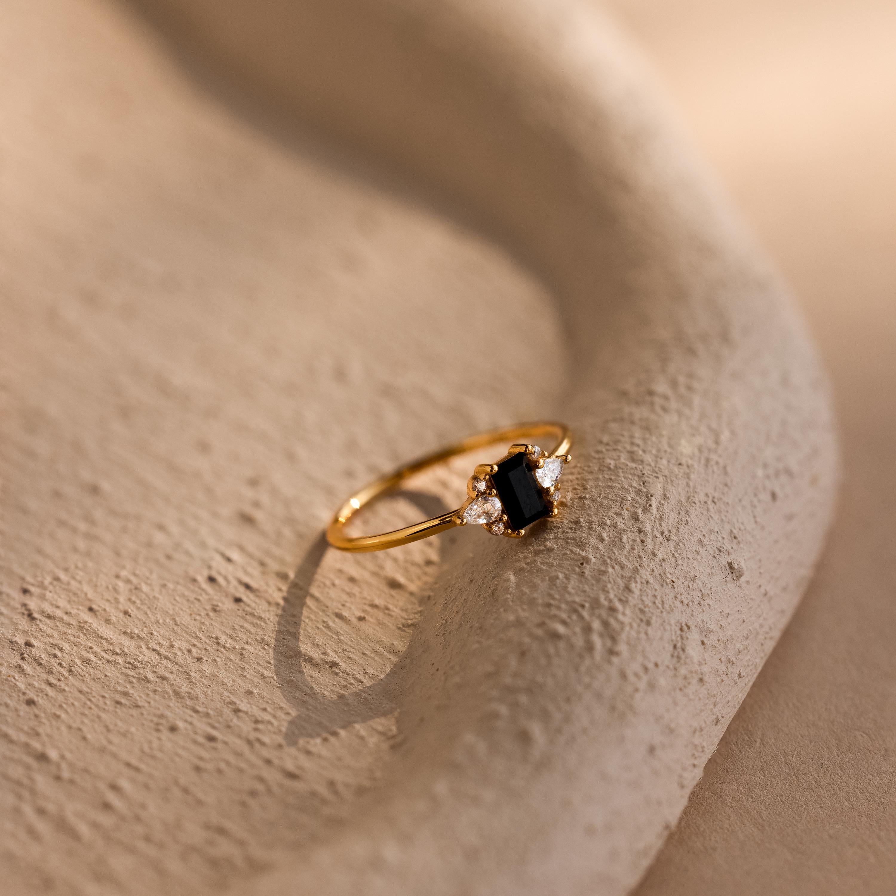 Vintage Black Baguette Ring Gold